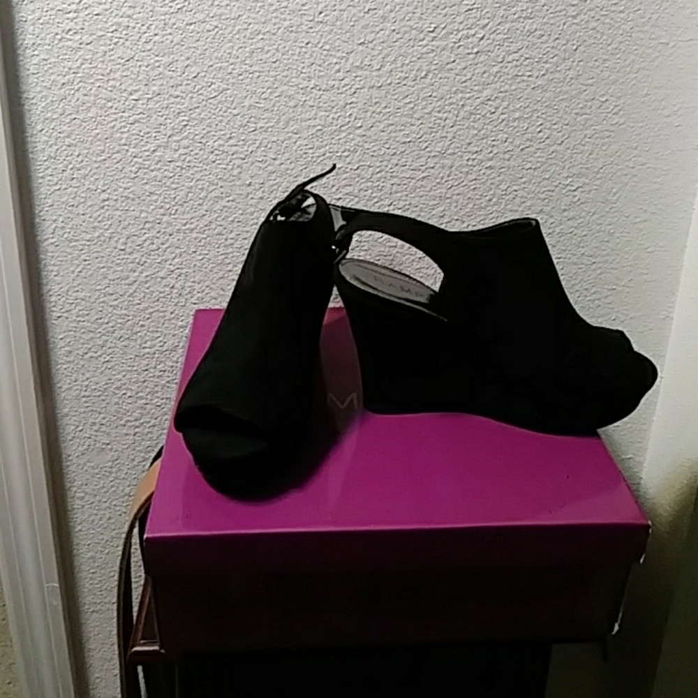 Black wedges